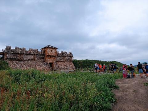 Odbudowane średniowieczne grodzisko w Tumie