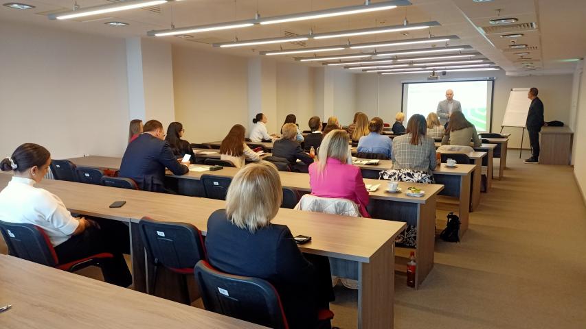 Widok na salę szkoleniową wypałnioną uczestnikami