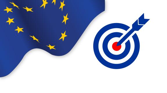 Flaga Unii Europejskiej oraz strzał w diesiątkę symbilzujący trafność decyzji