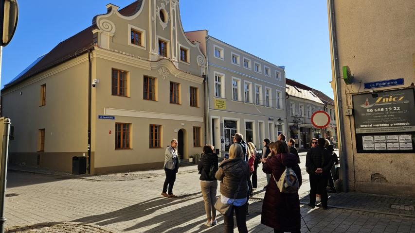 Grupa ludzi na ulicy miasta