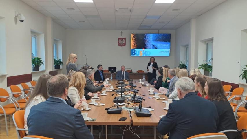 Widok na salę szkoleniową wypełnioną uczestnikami