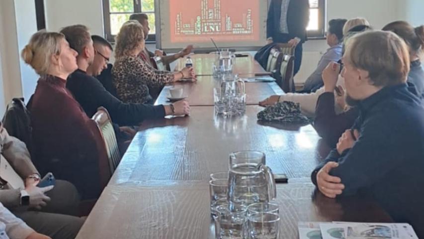 Grupa ludzi widoczna na zrewitalizowanym obszarze