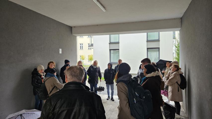 Grupa ludzi widoczna na zrewitalizowanym obszarze