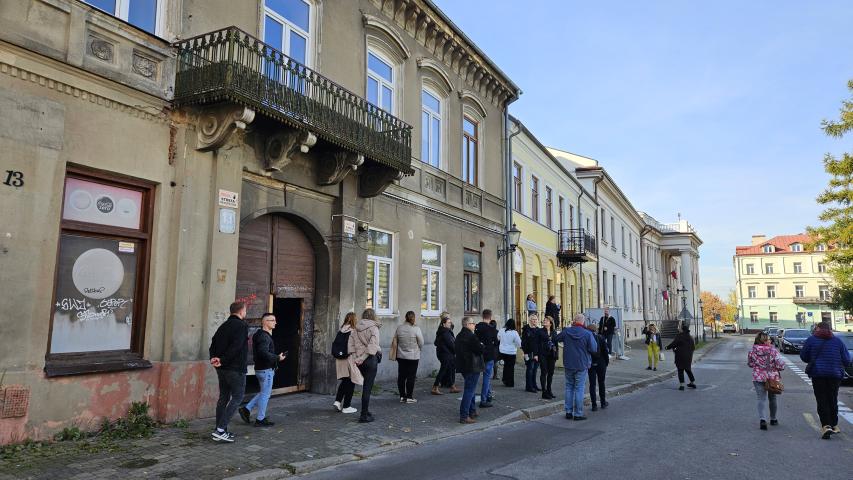 Grupa ludzi widoczna na zrewitalizowanym obszarze