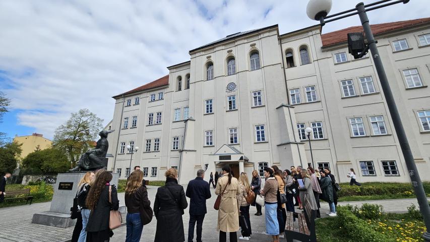 Grupa ludzi w zrewitalizowanej przestrzeni