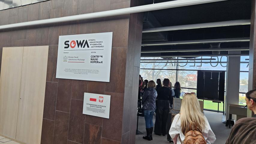 Grupa ludzi w zrewitalizowanych pomieszczeniach