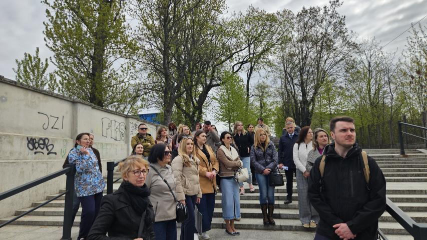Grupa ludzi w zrewitalizowanej przestrzeni