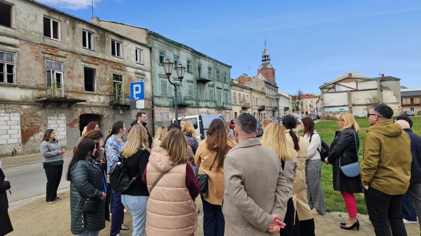 Grupa ludzi w zrewitalizowanej przestrzeni