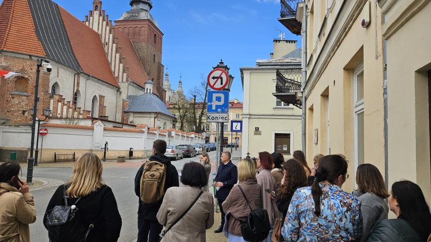 Grupa ludzi w zrewitalizowanej przestrzeni