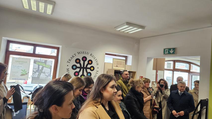 Grupa ludzi w zrewitalizowanych pomieszczeniach
