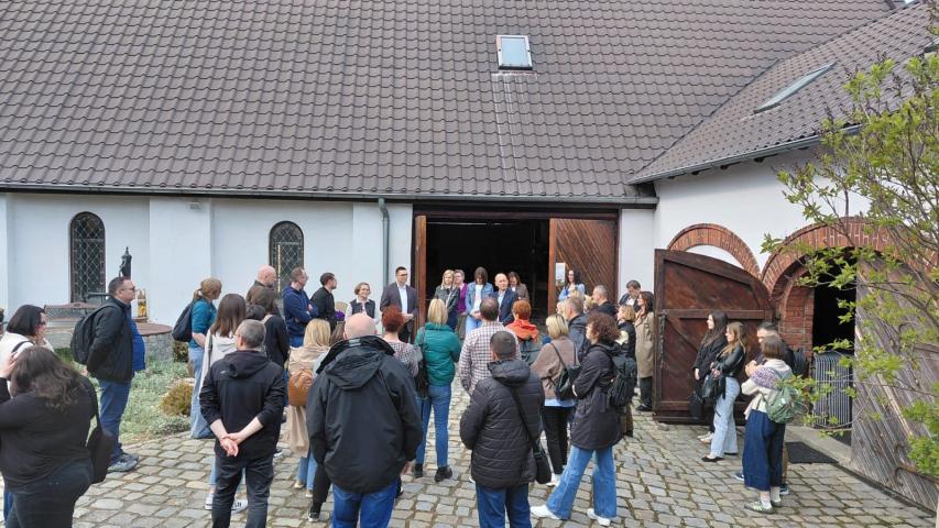 Grupa ludzi w zrewitalizowanej przestrzeni