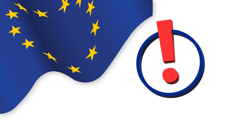 zdjęcie przedstawia flagę Unii Europejskiej która znajduje sie w lewym górnym rogu, obok niej po prawej stronie jest granatowe kólko w którym znajduje sie czerwony wykrzyknik