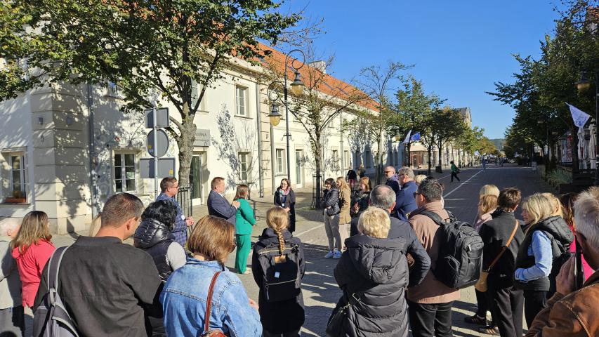 Grupa ludzi na ulicy miasta