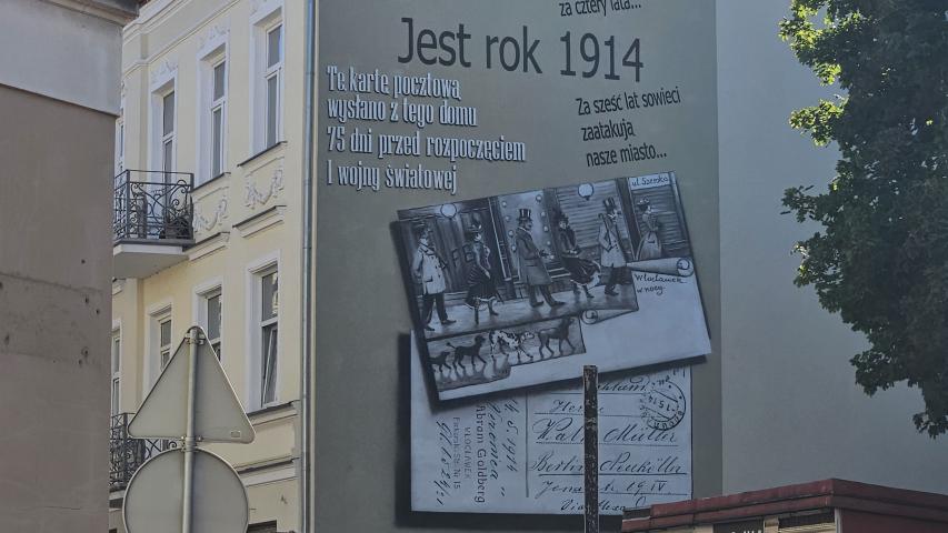 Widok na mural z kartką pocztową we Włocławku