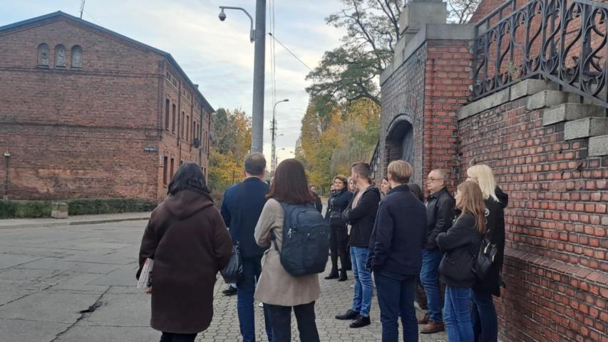 Grupa ludzi widoczna na zrewitalizowanym obszarze