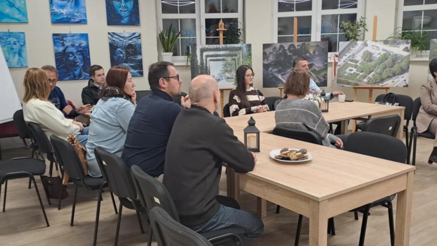 Widok na salę szkoleniową wypełnioną uczestnikami