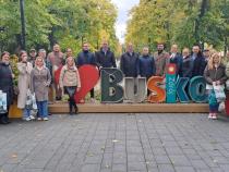 Uczestnicy spotkania przy witaczu miasta Busko-Zdrój