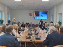 Widok na salę szkoleniową wypełnioną uczestnikami