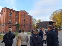 Grupa ludzi widoczna na zrewitalizowanym obszarze