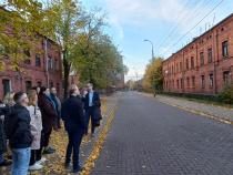 Grupa ludzi widoczna na zrewitalizowanym obszarze