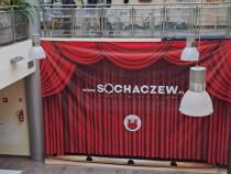 Grupa ludzi widoczna na zrewitalizowanym obszarze