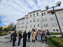 Grupa ludzi w zrewitalizowanej przestrzeni
