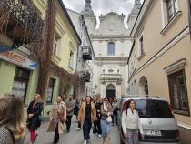 Grupa ludzi w zrewitalizowanej przestrzeni