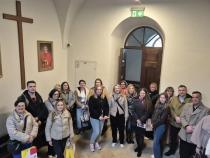 Grupa ludzi w zrewitalizowanych pomieszczeniach