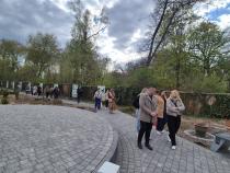 Grupa ludzi w zrewitalizowanej przestrzeni