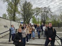 Grupa ludzi w zrewitalizowanej przestrzeni