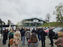 Grupa ludzi w zrewitalizowanej przestrzeni