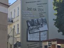 Widok na mural z kartką pocztową we Włocławku