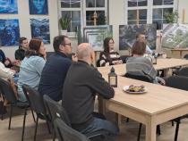 Widok na salę szkoleniową wypełnioną uczestnikami