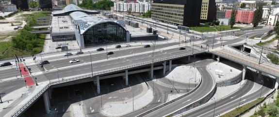 Widok ogólny z powietrza na Dworzec Łódź Fabryczna i węzeł drogowy przy dworcu