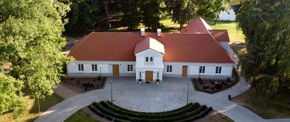 Widok z lotu ptaka na dworek w Leszczynku